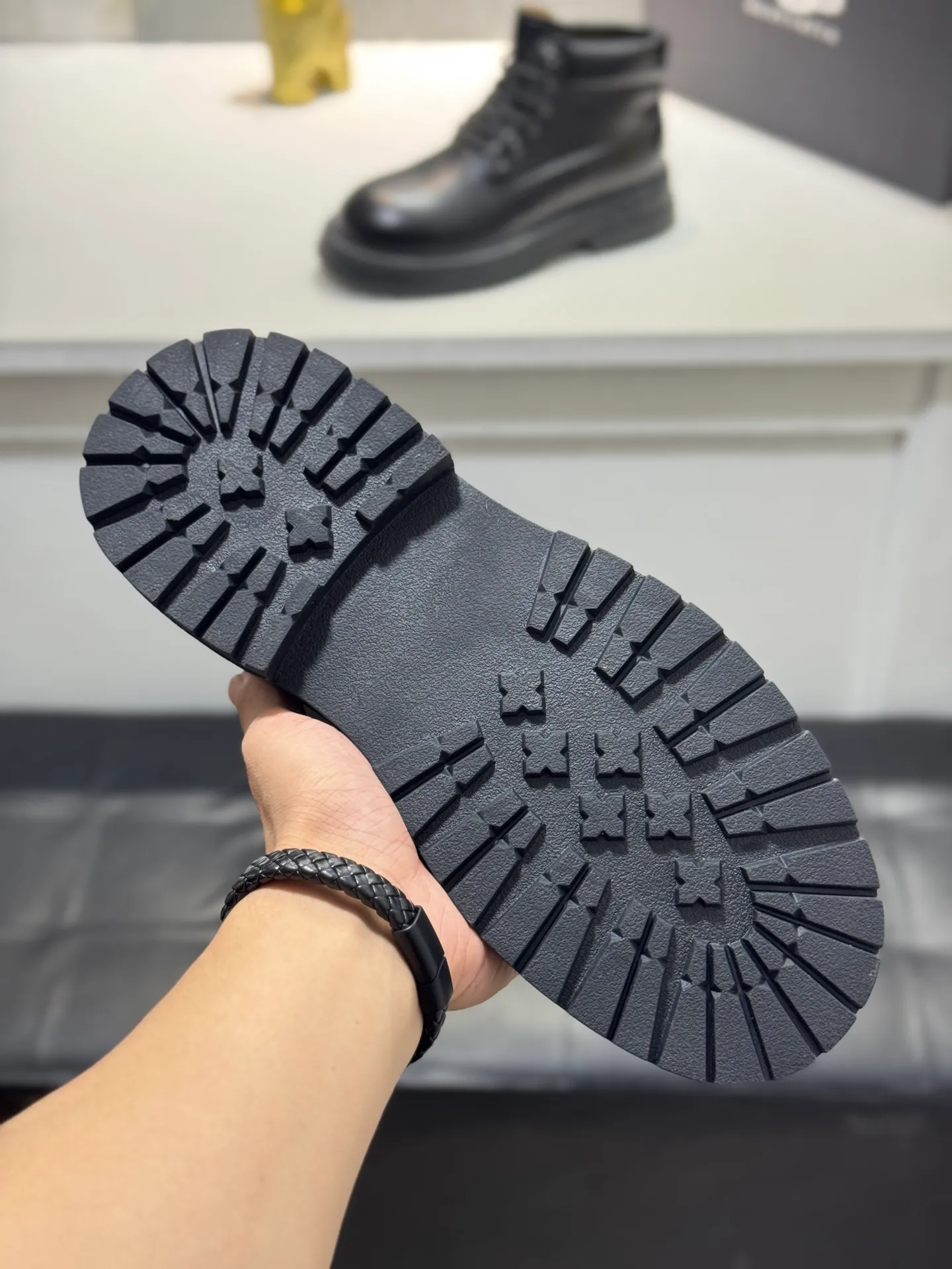 Men's men's shoes 💰660 [New style] 🦥🦥UGG - high-end quality 🔥Australian imported wool 🔥Full fur original single entry and exit counter without pressure, let you feel no replacement 💏The upper is made of first-layer cowhide 'all original Australian wool' Strict men's boots thick wool can be distinguished by the naked eye 💓Real wool keeps warm and does not smell like feet, warms the whole winter ✨Carefully crafted for those who know the goods🔥Size: 38-44 (45 customized